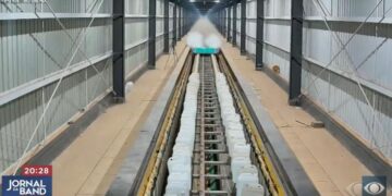 O trem mais rápido do mundo foi criado pela China e chega a 700 km/h em 2 segundos - Imagem: Reprodução/Band