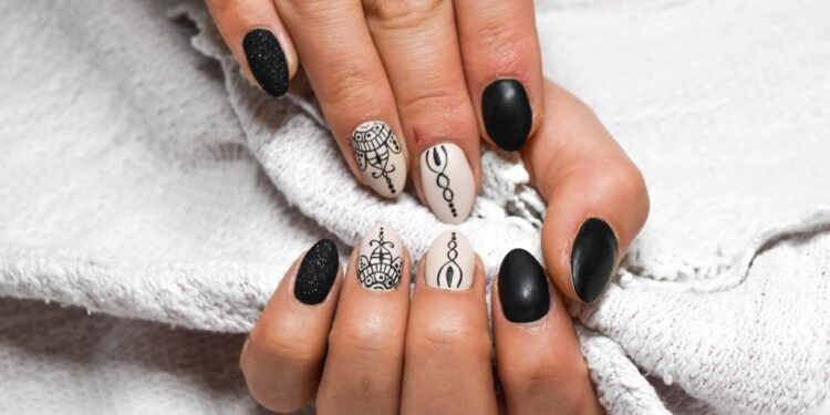 Criação de unhas inteligentes permite mudar de cor em poucos segundos - Imagem: Pixabay