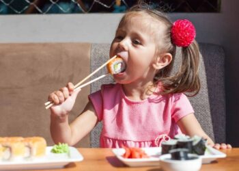 Tendência infantil de substituir nuggets por sushi cresce, mas precisa ter cuidados