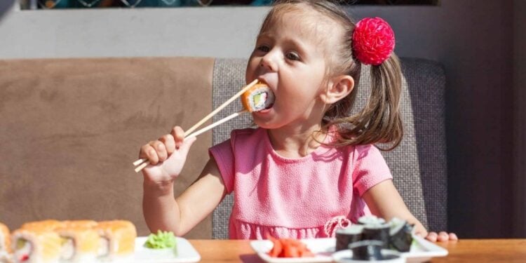 Tendência infantil de substituir nuggets por sushi cresce, mas precisa ter cuidados