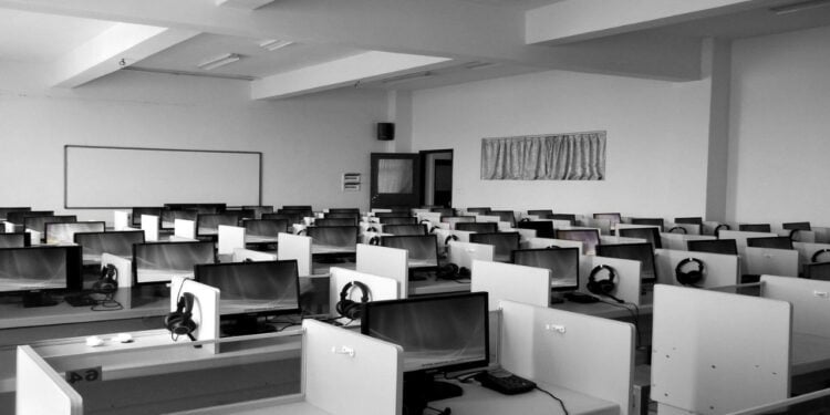 Empresas poderão reduzir dívidas ao levar internet para faculdades