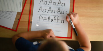 Escrita à mão ainda supera digitação na memória de estudantes