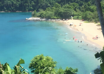 Praia quase desconhecida tem água quente por 60 minutos todos os dias