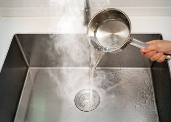 Água quente na pia - Reprodução/iStock