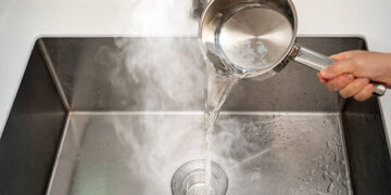 Água quente na pia - Reprodução/iStock