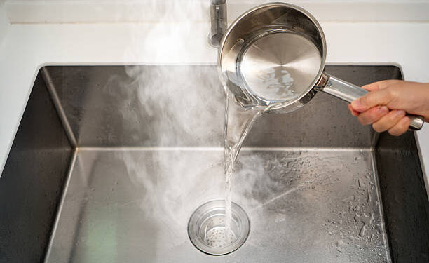 Água quente na pia - Reprodução/iStock