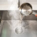 Água quente na pia - Reprodução/iStock
