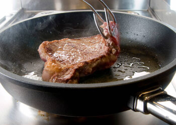 Fritando carne - Reprodução/iStock