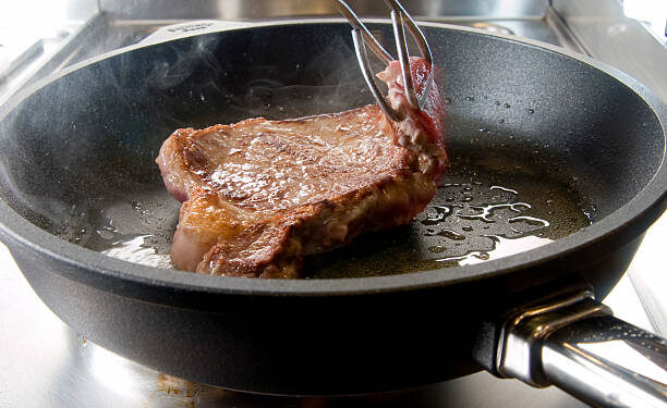 Fritando carne - Reprodução/iStock