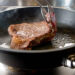 Fritando carne - Reprodução/iStock
