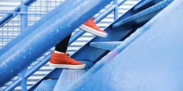 Subindo escada - Reprodução/Unsplash