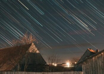 Vídeo registra meteoro atravessando céu da Alemanha antes de atingir casa