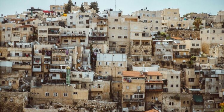 Estudo mostra que área de favelas no Brasil triplicou em 40 anos