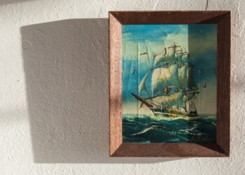 Invenção simples permite pendurar quadros sem sujeira, nem ferramentas