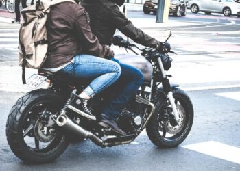 Transporte de duas pessoas em motos pode dar multa de R$ 21 mil