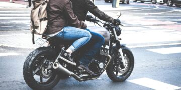 Transporte de duas pessoas em motos pode dar multa de R$ 21 mil