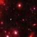 Cientistas descobrem origem de luzes vermelhas misteriosas no espaço profundo