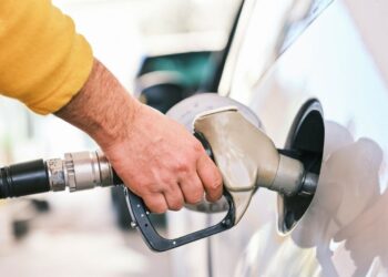 Brasileiros não podem abastecer o próprio carro por motivo que quase ninguém sabe