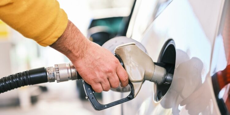 Brasileiros não podem abastecer o próprio carro por motivo que quase ninguém sabe