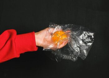 Nova tendência de mastigar plástico acende alerta entre especialistas