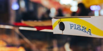 Pizzaria interditada após morte de mulher tinha insetos e falhas graves