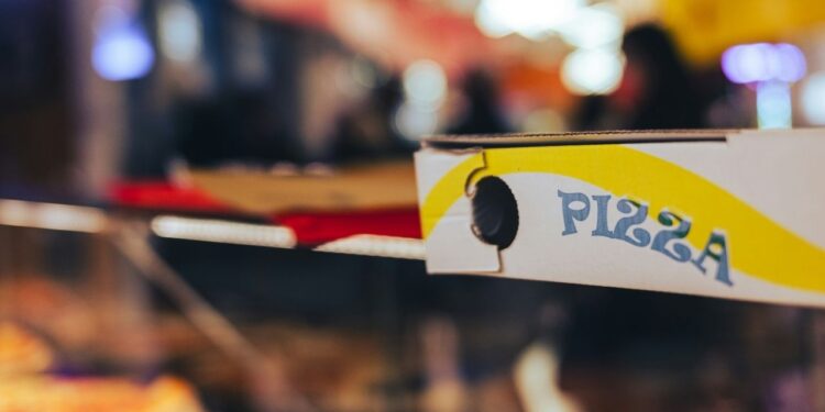 Pizzaria interditada após morte de mulher tinha insetos e falhas graves