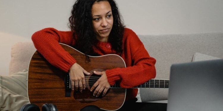 Por que mulheres estão perdendo espaço na música? Estudo mostra dados atualizados