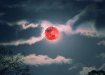 Fim dos tempos? Lua ficou vermelha na madrugada desta terça-feira (3)