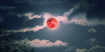 Fim dos tempos? Lua ficou vermelha na madrugada desta terça-feira (3)