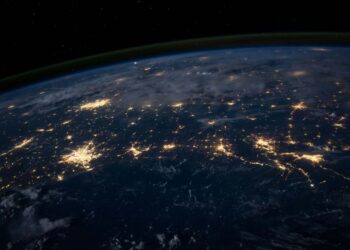 Novo estudo revela mudanças inesperadas no brilho noturno da Terra