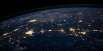 Novo estudo revela mudanças inesperadas no brilho noturno da Terra