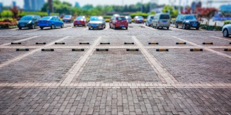 Regra pouco conhecida sobre estacionamento pode render multa fácil