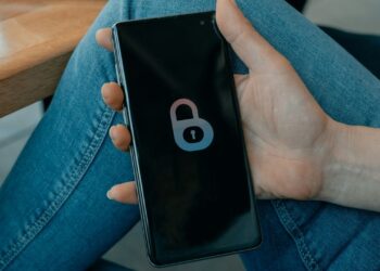 Dívida de celular pode levar a bloqueio remoto do aparelho