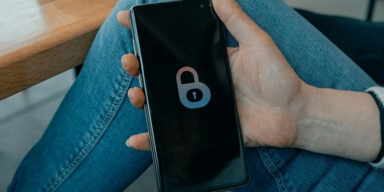 Dívida de celular pode levar a bloqueio remoto do aparelho