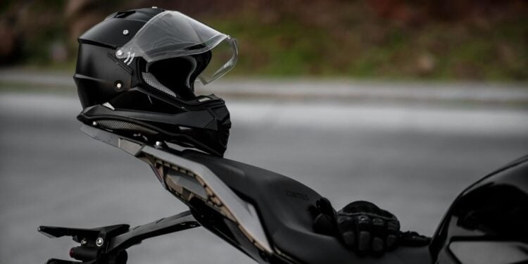 Motoqueiros precisam ficar atentos à mudança urgente em capacetes