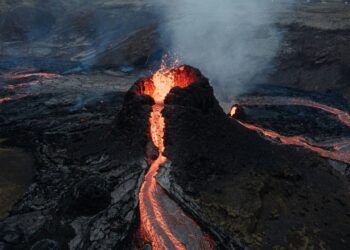 Vulcão poderoso entra em atividade e preocupa especialistas