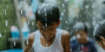 Contato com chuva pode ajudar saúde mais do que muitos imaginam
