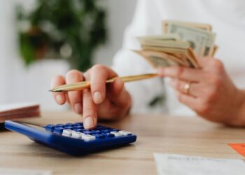 Pesquisa calcula quanto brasileiros precisariam ganhar para cobrir despesas básicas