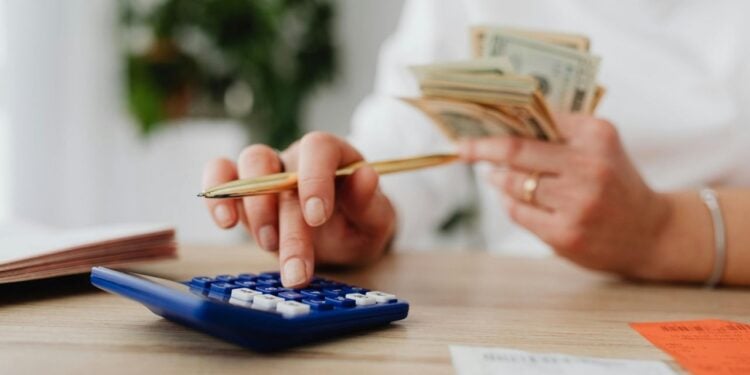 Pesquisa calcula quanto brasileiros precisariam ganhar para cobrir despesas básicas