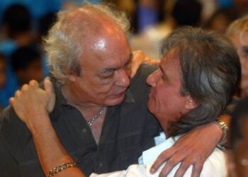 Erasmo Carlos ganha um abraço de Roberto na missa de sétimo dia da mãe do Tremendão, em 2004: amigos de fé, irmãos camarada -Marcelo Carnaval /Ag. O Globo