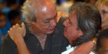 Erasmo Carlos ganha um abraço de Roberto na missa de sétimo dia da mãe do Tremendão, em 2004: amigos de fé, irmãos camarada -Marcelo Carnaval /Ag. O Globo