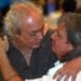 Erasmo Carlos ganha um abraço de Roberto na missa de sétimo dia da mãe do Tremendão, em 2004: amigos de fé, irmãos camarada -Marcelo Carnaval /Ag. O Globo