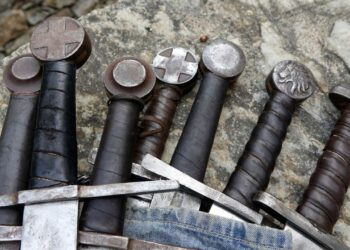 Menino de 6 anos encontra espada milenar de Viking durante passeio escolar