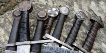 Menino de 6 anos encontra espada milenar de Viking durante passeio escolar