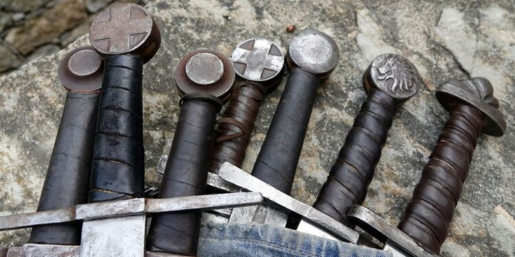 Menino de 6 anos encontra espada milenar de Viking durante passeio escolar