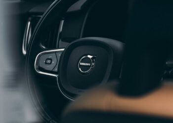 Volvo revela SUV com IA que conversa com passageiros e promete revolucionar segurança
