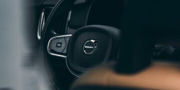 Volvo revela SUV com IA que conversa com passageiros e promete revolucionar segurança
