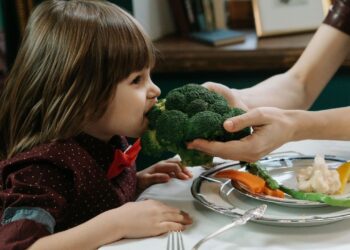Estudo revela como fazer crianças começarem a gostar de vegetais