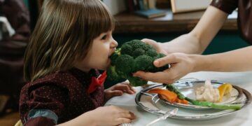 Estudo revela como fazer crianças começarem a gostar de vegetais
