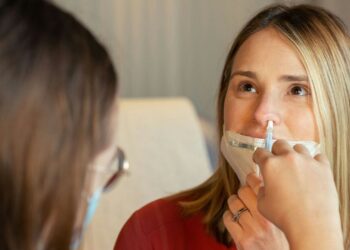 Spray nasal criado para AVC consegue levar remédios ao cérebro sem cirurgia